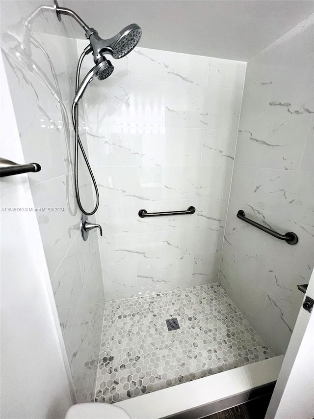 bathroom featuring tiled shower