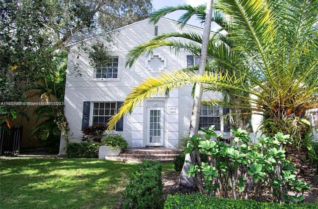 view of front facade featuring a front lawn