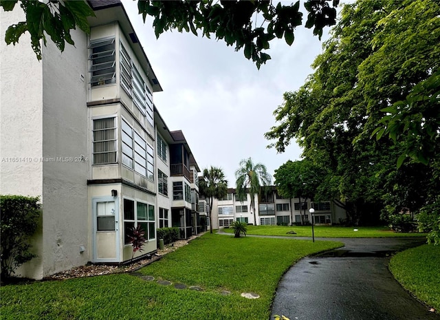 view of home's community featuring a yard