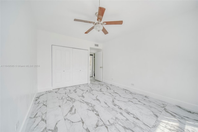 unfurnished bedroom featuring ceiling fan and a closet