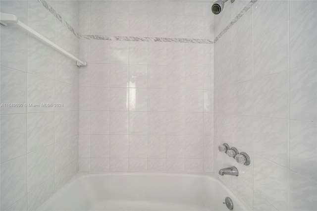 bathroom with tiled shower / bath