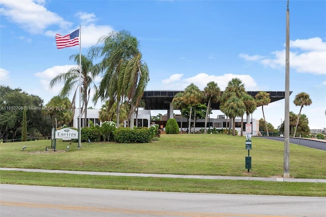 view of property's community featuring a lawn