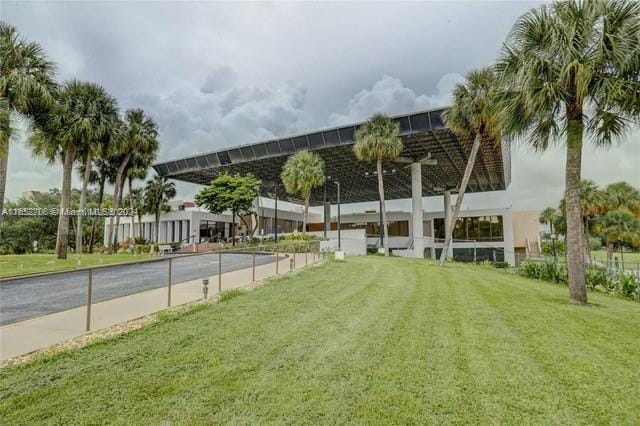 view of property's community featuring a lawn