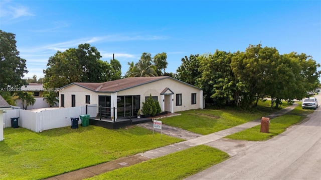 view of front of house featuring a front lawn