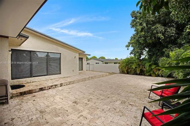 view of yard featuring a patio area