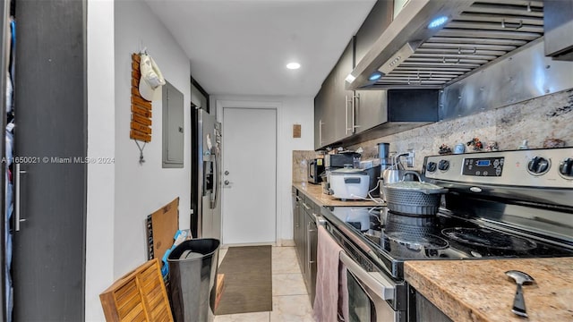 kitchen with range hood, backsplash, stainless steel appliances, and gray cabinets