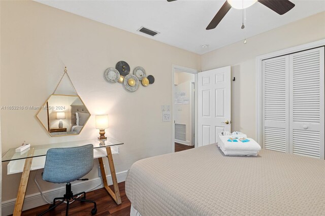 bedroom featuring dark hardwood / wood-style floors, ceiling fan, and a closet