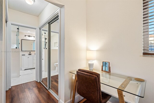 office area with dark wood-type flooring and sink