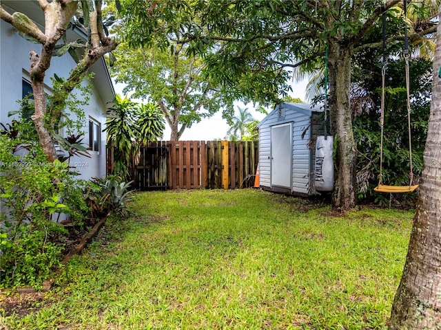 view of yard featuring a storage shed