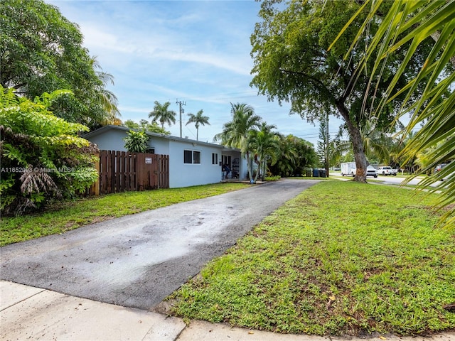 view of front of property featuring a front yard