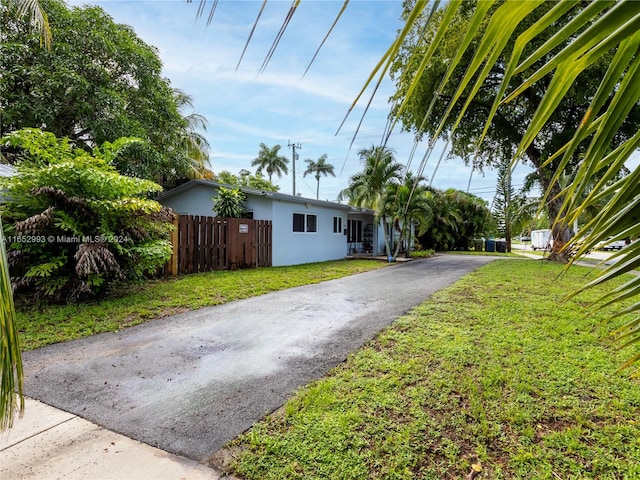 view of front of house with a front lawn