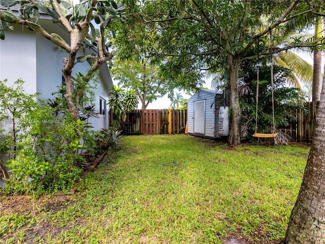 view of yard featuring a shed