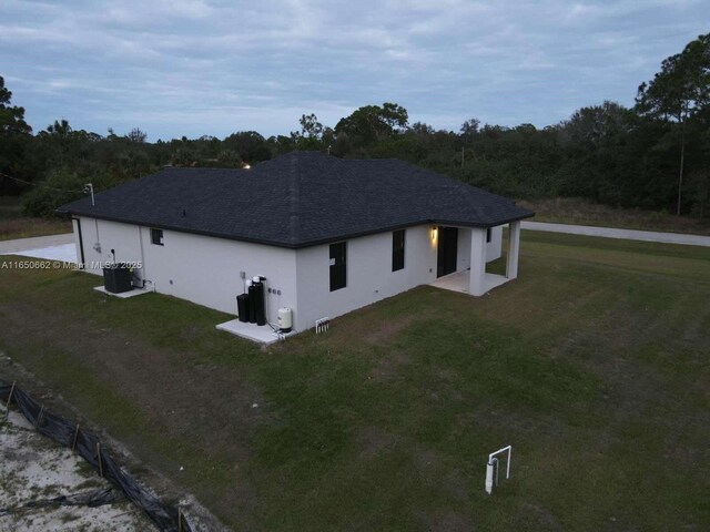 view of front of home featuring a front lawn