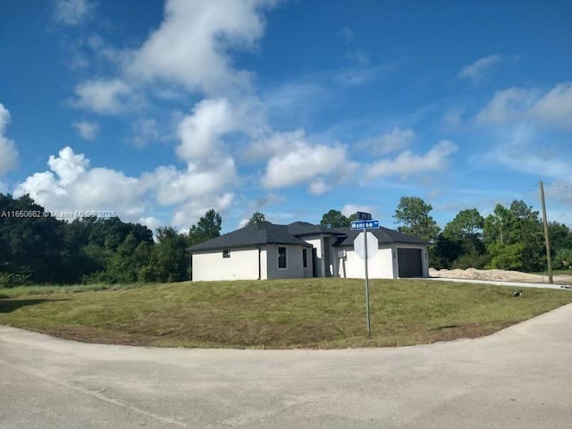 view of front facade with a garage, driveway, and a front yard