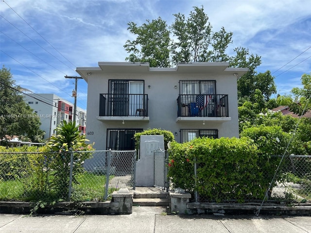 view of front facade featuring a balcony