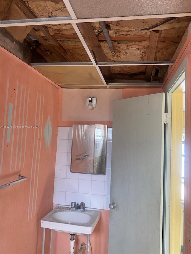 bathroom featuring sink