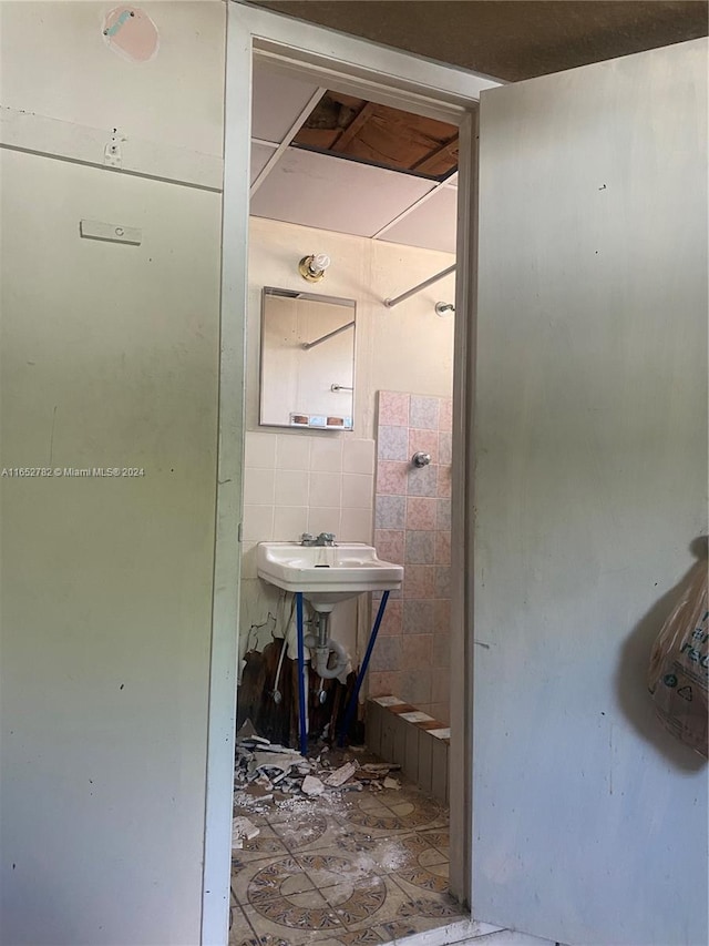 bathroom featuring sink