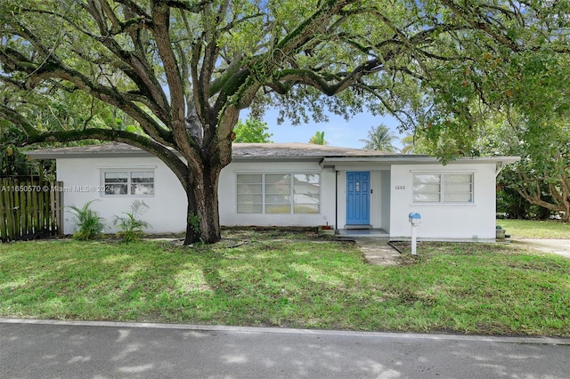 ranch-style home featuring a front lawn