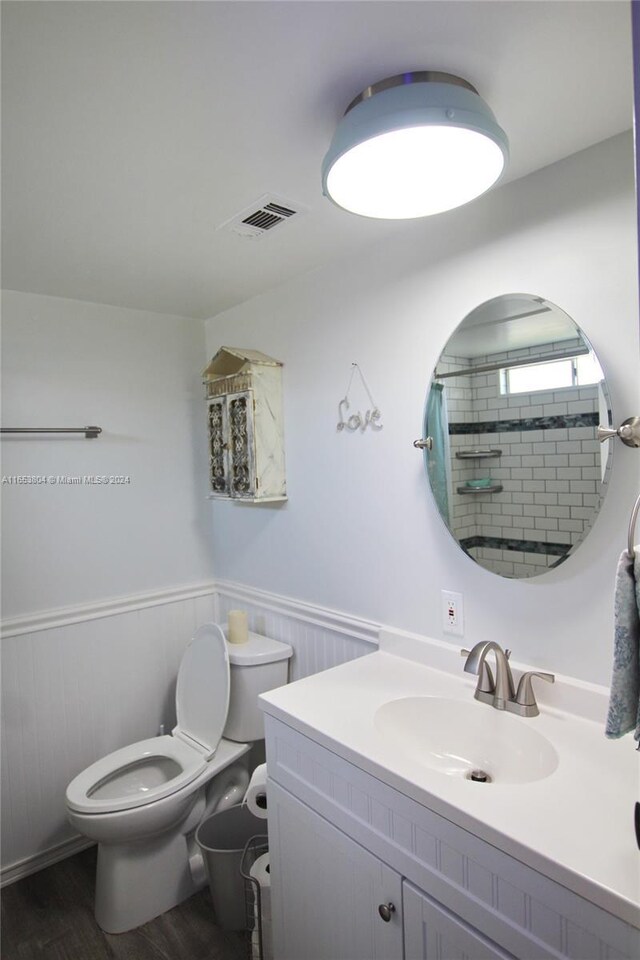 1113 Lissie Ln, Bulkhead Ridge, FL 34974 - full bathroom with visible vents, toilet, vanity, a shower with curtain, and wainscoting