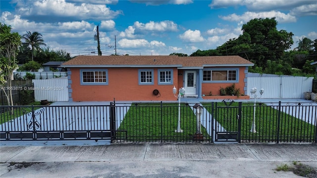 view of front facade featuring a front yard