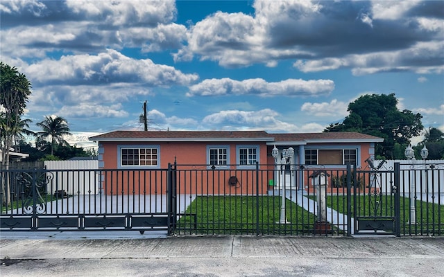 view of front of property featuring a front lawn