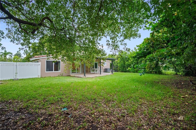 view of yard featuring a patio area