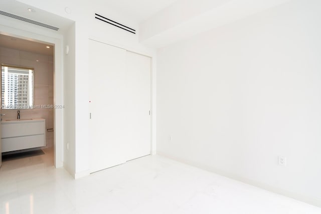 300 Biscayne Blvd Way Unit 902, Miami, FL 33131 - interior space featuring visible vents, a sink, and a closet