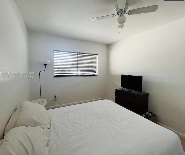 bedroom with ceiling fan