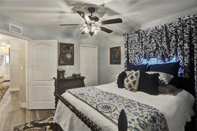 bedroom featuring ceiling fan, hardwood / wood-style floors, and a closet