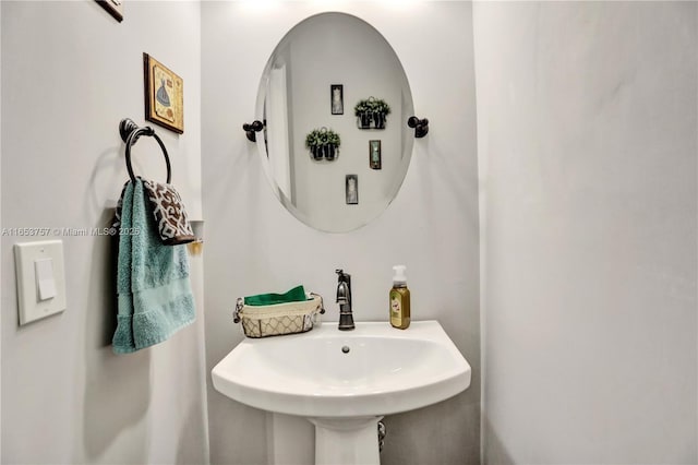 bathroom featuring sink