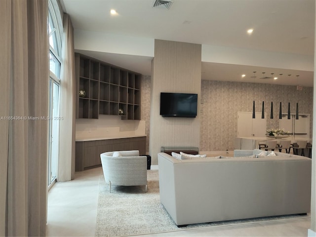 living room featuring recessed lighting, visible vents, and wallpapered walls