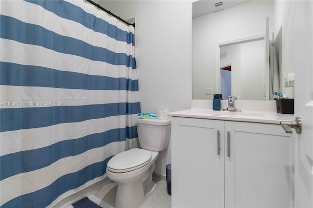 bathroom featuring a shower with shower curtain, toilet, and vanity