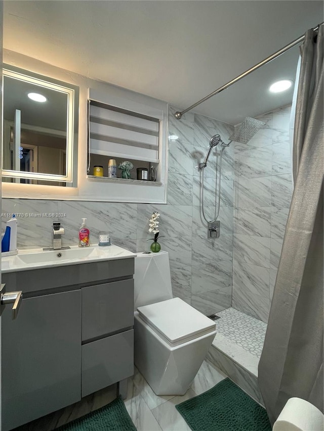 bathroom featuring toilet, vanity, a shower with shower curtain, and tasteful backsplash