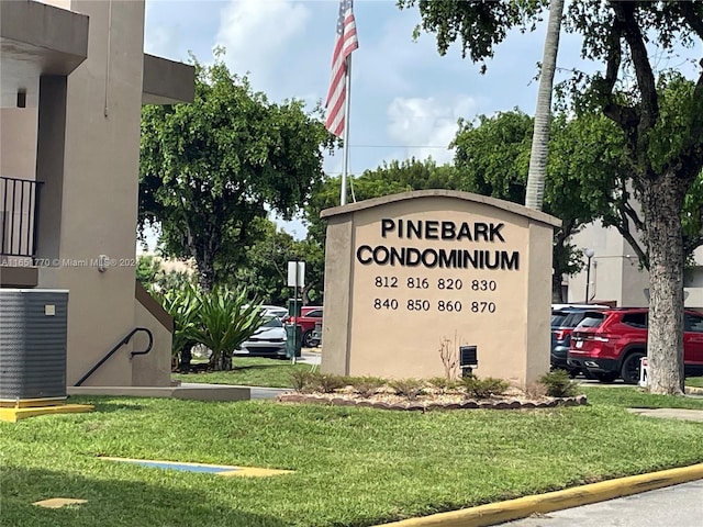 community / neighborhood sign featuring a yard