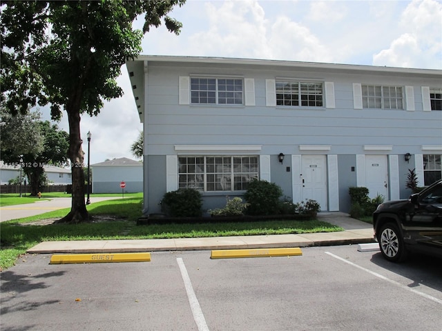 view of front of home featuring a front yard