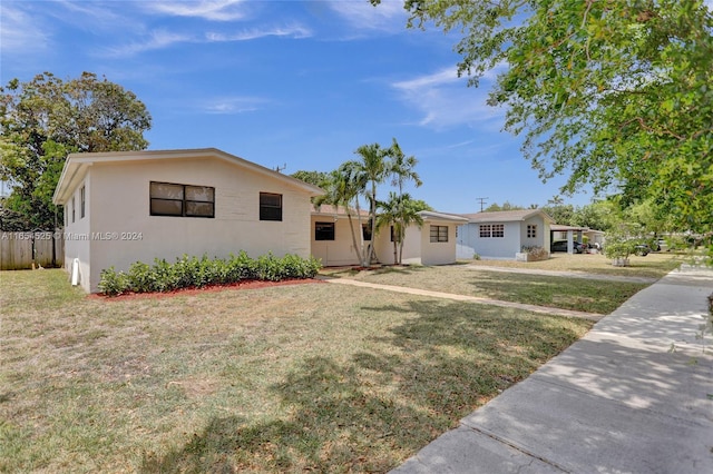 view of front of house featuring a front lawn