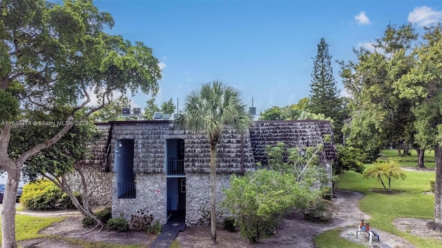 view of home's community featuring a yard