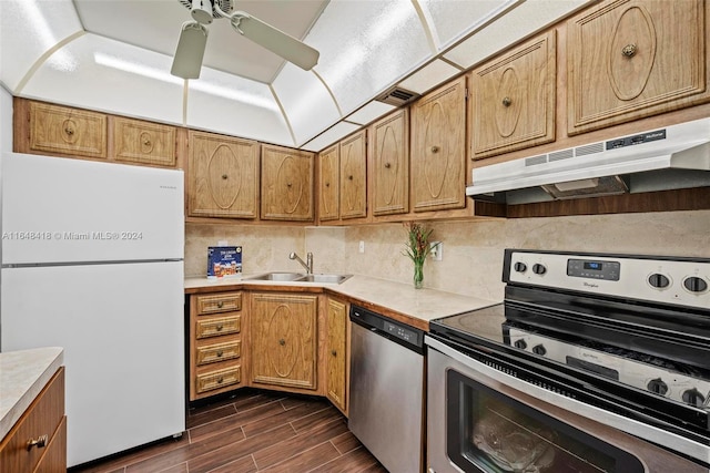 kitchen with dark hardwood / wood-style floors, tasteful backsplash, stainless steel appliances, sink, and ceiling fan