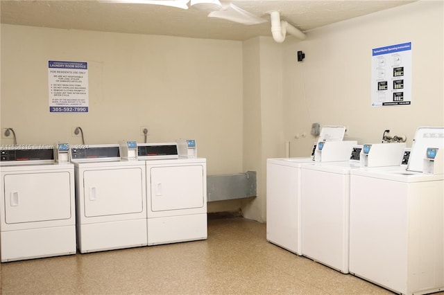 washroom with a textured ceiling and independent washer and dryer