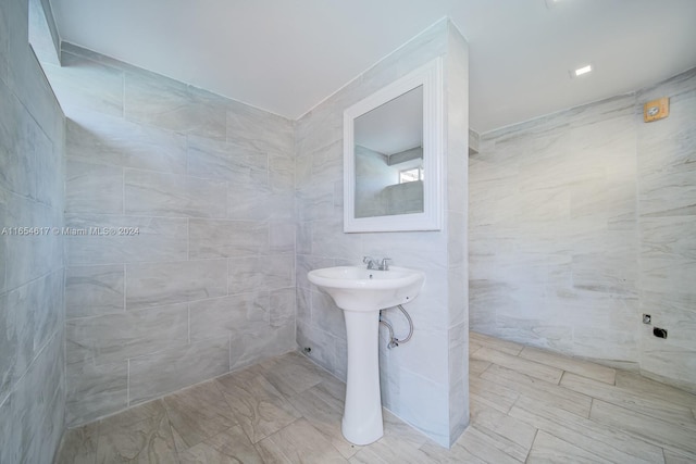 bathroom featuring tile walls