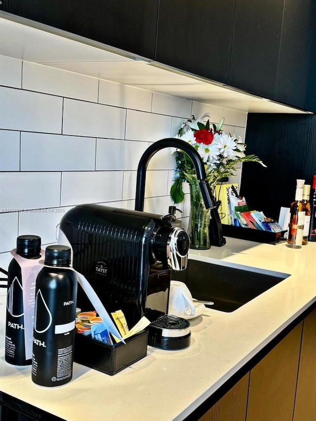 details featuring decorative backsplash