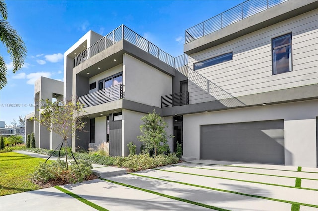 view of front facade featuring a garage