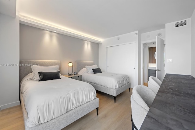 20505 E Country Club Dr Unit 231, Aventura, FL 33180 - bedroom featuring light wood-style flooring, visible vents, and a closet