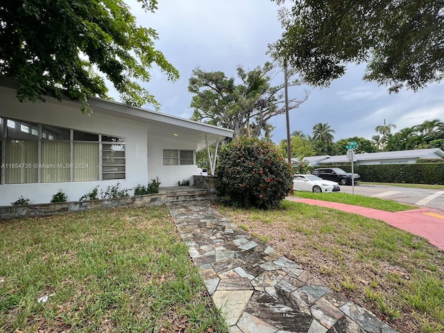 view of front facade with a front lawn