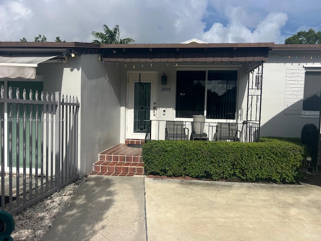 view of front of property featuring a porch