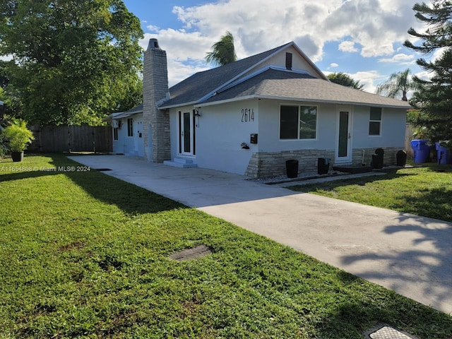 view of front of home with a front lawn