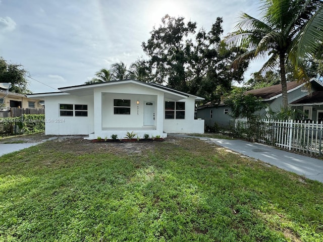 view of front of property featuring a front lawn