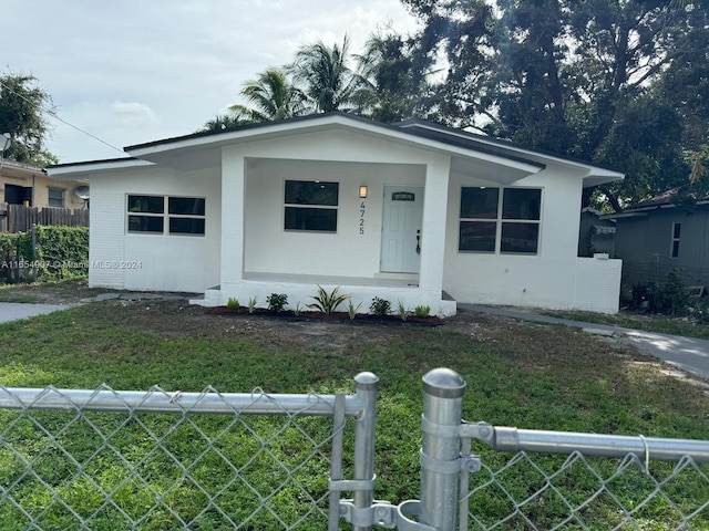 view of front of house with a front lawn and covered porch