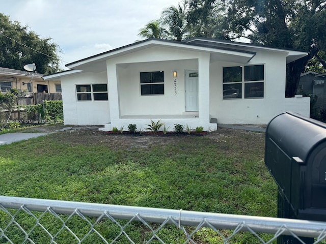 view of front facade featuring a porch and a front yard