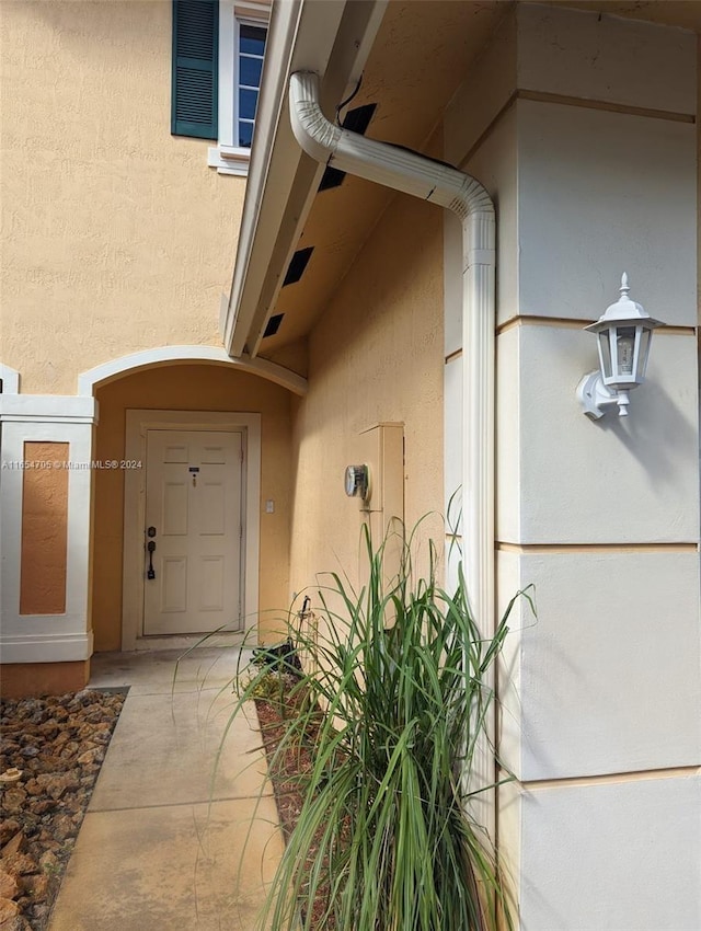 property entrance with stucco siding